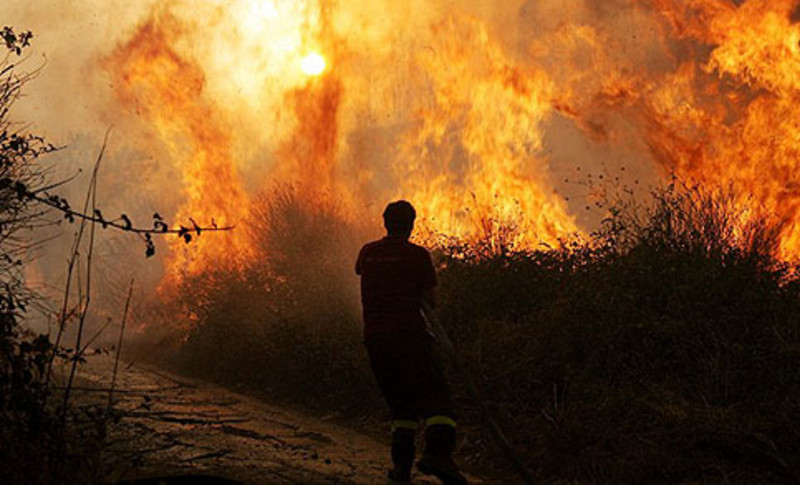 Nel catanese è un'estate di fuoco